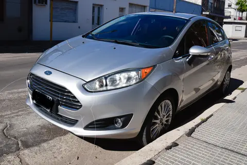 Ford Fiesta Kinetic Titanium usado (2014) color Plata precio $14.000.000