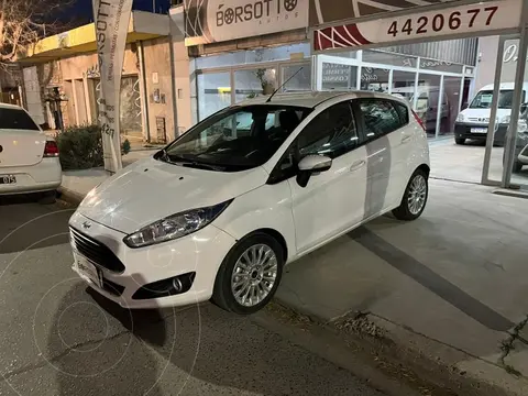 Ford Fiesta Kinetic SE usado (2016) color Blanco precio $15.000.000