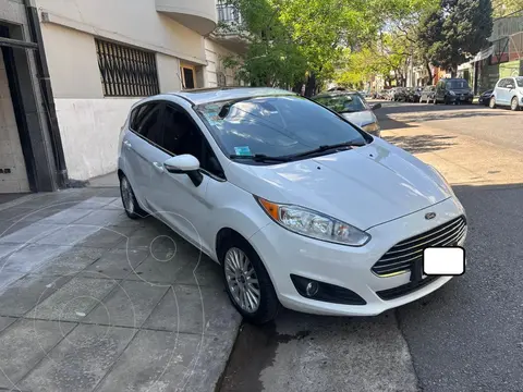 Ford Fiesta Kinetic Titanium Powershift usado (2015) color Blanco precio $16.990.000