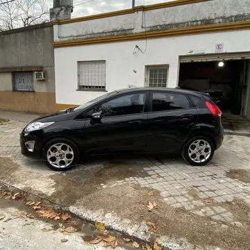 Ford Fiesta Kinetic Titanium usado (2013) color Negro Perla precio $12.600.000