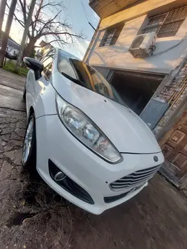 Ford Fiesta Kinetic SE Plus usado (2014) color Blanco precio $13.500.000