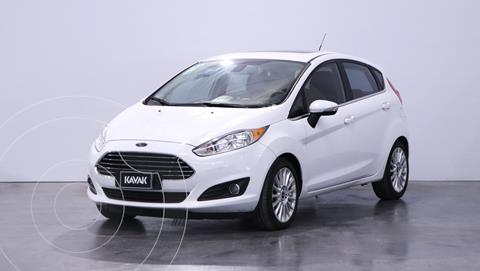 Ford Fiesta Kinetic Titanium Powershift usado (2015) color Blanco Oxford precio $1.430.000