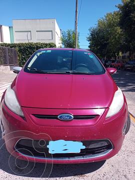 foto Ford Fiesta Kinetic Titanium usado (2011) color Rojo Volcánico precio $1.415.000