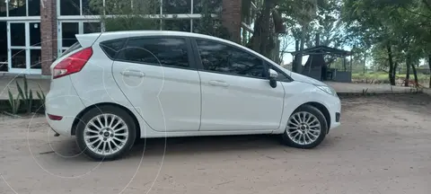 Ford Fiesta Kinetic SE usado (2015) color Blanco Oxford precio $3.780.000