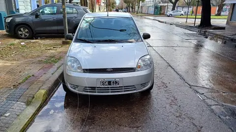 foto Ford Fiesta  5P Ambiente Plus usado (2005) color Gris precio $7.500.000