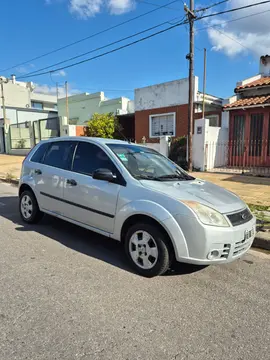 Ford Fiesta  5P Ambiente usado (2010) color Plata Metalico precio $8.799.999