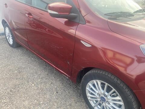 Ford Figo Sedan TITANIUM TA 4PTAS 1.5L usado (2020) color Rojo precio $260,000