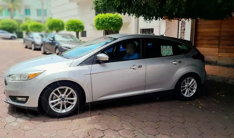 Ford Focus Hatchback SE Appearance Aut usado (2015) color Gris precio $140,000