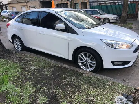 foto Ford Focus Sedán 1.6L S usado (2016) color Blanco precio u$s12.900