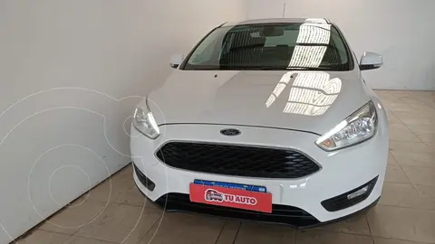 Ford Focus Sedan 1.6L S usado (2017) color Blanco Oxford financiado en cuotas(anticipo $6.000.000 cuotas desde $187.500)