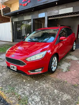 Ford Focus 5P 2.0L SE Plus Aut usado (2015) color Rojo Bari precio $15.000.000