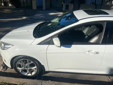 Ford Focus 5P 2.0L SE Plus usado (2015) color Blanco precio u$s12.500