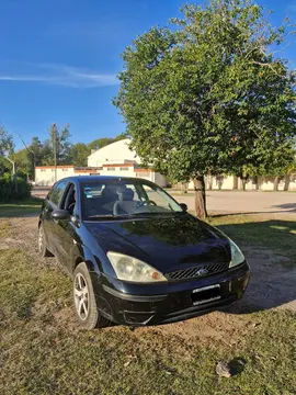 Ford Focus 5P 1.6L Ambiente usado (2004) color Negro precio $8.400.000