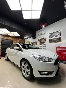 Ford Focus 5P 2.0L SE Plus Aut usado (2018) color Blanco precio $18.000.000