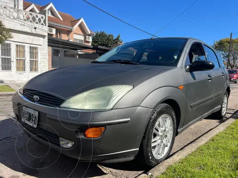 Ford Focus 5P 2.0L Ghia usado (2000) color Negro precio u$s5.300