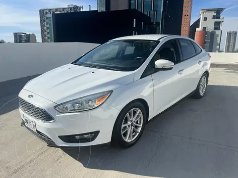Ford Focus SE Aut usado (2015) color Blanco financiado en mensualidades(enganche $49,800 mensualidades desde $6,926)