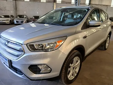 Ford Kuga KUGA 2.0 SEL      4X2 AUT     L/17 usado (2017) color Plata precio $27.500.000