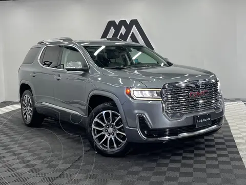 GMC Acadia Denali usado (2021) color plateado precio $607,999