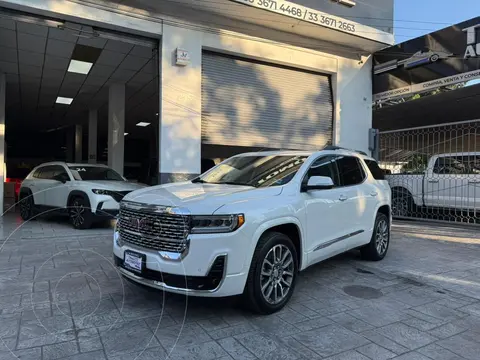 GMC Acadia Denali usado (2023) color Blanco financiado en mensualidades(enganche $150,000 mensualidades desde $21,366)