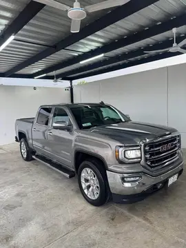 GMC Sierra Crew Cabina SLT 4x4 usado (2017) color Gris precio $550,000