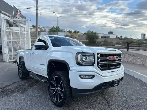 GMC Sierra Cabina Regular SLE 4x4 usado (2017) color Blanco precio $558,000