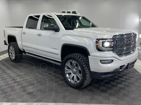 GMC Sierra Crew Cabina All Terrain 4x4 usado (2017) color Blanco precio $598,999