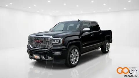 GMC Sierra DENALI usado (2018) color GMC NEGRO precio $680,000