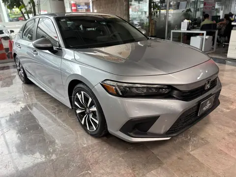 Honda Civic i-Style usado (2023) color plateado financiado en mensualidades(enganche $196,042 mensualidades desde $8,248)