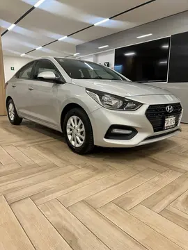 Hyundai Accent MID Aut usado (2022) color plateado precio $250,000