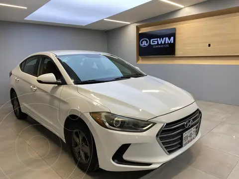 Hyundai Elantra GLS usado (2017) color Blanco precio $205,000