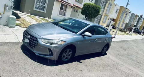 Hyundai Elantra GLS usado (2017) color Gris precio $215,000