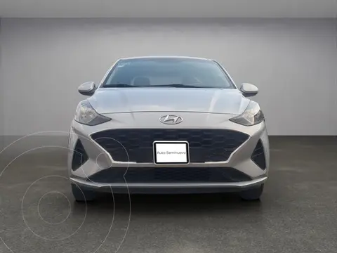 Hyundai Grand i10 Sedan GL MID Aut usado (2023) color plateado financiado en mensualidades(enganche $88,643 mensualidades desde $4,230)