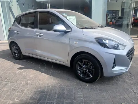 Hyundai Grand i10 Sedan GL MID usado (2023) color plateado financiado en mensualidades(enganche $88,616 mensualidades desde $3,728)