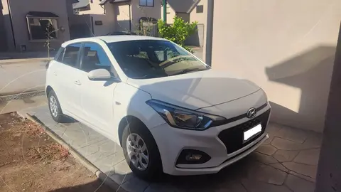 Hyundai i20 1.4L Value usado (2020) color Blanco precio $9.350.000