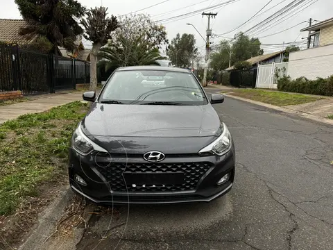 Hyundai i20 1.4L Value usado (2020) color Gris precio $10.000.000