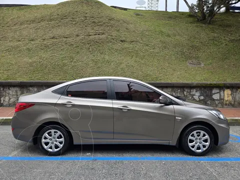 Hyundai i25 Sedan 1.6 usado (2012) color Bronce precio $36.000.000