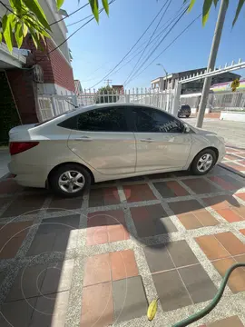 Hyundai i25 Sedan 1.4 usado (2017) color Blanco Cristal precio $43.500.000