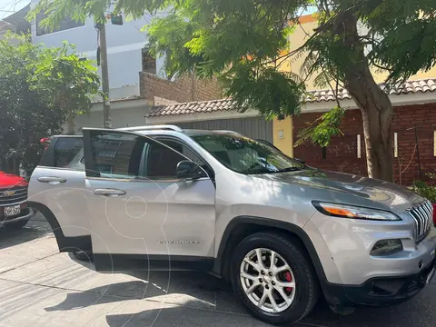 Jeep Cherokee 2.4L Longitude 4x2 Aut usado (2015) color Gris Plata  precio u$s13,500