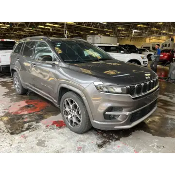 Jeep Commander Overland usado (2025) color Plateado precio $535,000