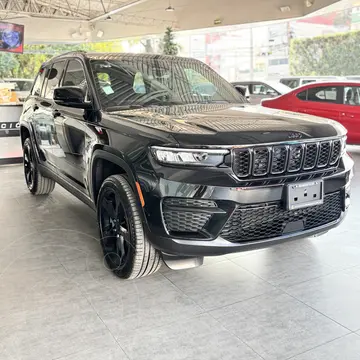 Jeep Grand Cherokee Altitude 4x2 nuevo color Negro Diamante precio $1,158,400