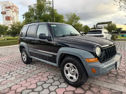 Jeep Liberty Sport 4X2 usado (2005) color Negro precio $102,000