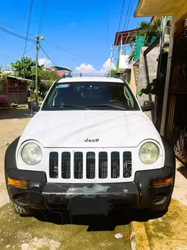 Jeep Liberty Sport 4X2 usado (2004) color Blanco precio $95,000