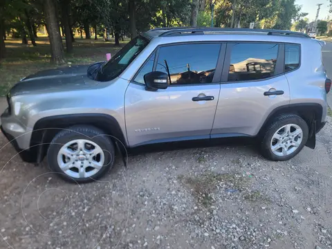 Jeep Renegade Sport usado (2023) color Gris precio $24.500.000