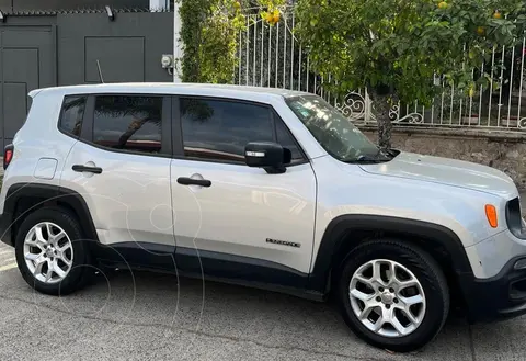 Jeep Renegade Sport usado (2018) color Plata precio $207,000