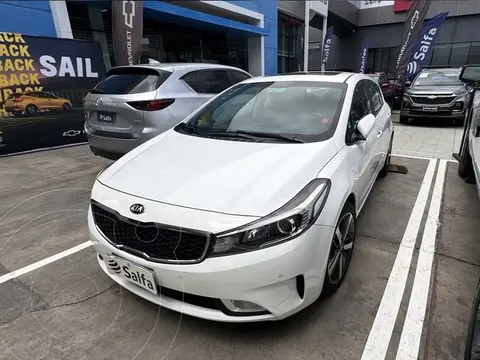 Kia Cerato 5 1.6L SX 6AT usado (2017) color Blanco precio $8.590.000