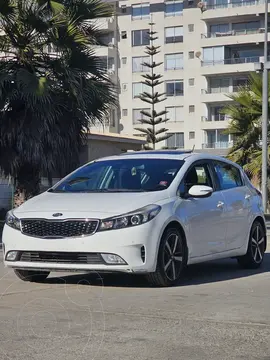 Kia Cerato 5 1.6L EX 6MT S. Pack Full usado (2017) color Blanco precio $10.900.000