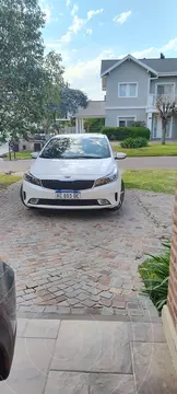 KIA Cerato SX 2.0 Aut usado (2018) color Blanco precio u$s14.000