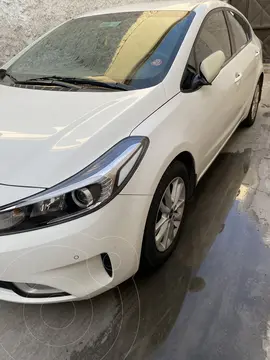 Kia Cerato 1.6L EX AC ABS usado (2017) color Blanco precio $12.800.000