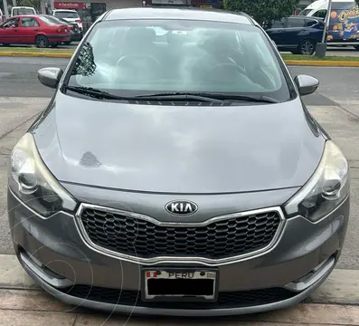 KIA Cerato EX 1.6L usado (2016) color Plata precio u$s12,000