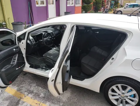 Kia Forte Hatchback HB EX usado (2018) color Blanco Perla precio $218,000